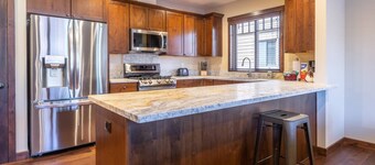 "Double Black♦️♦️" -- Ultimate Slopeside Living & Views: Private Hottub/Garage