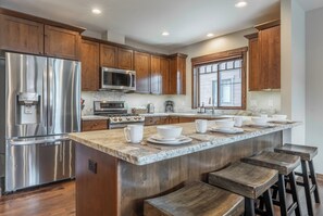 Een koelkast, een magnetron, een oven, een kookplaat