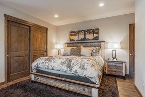 3 bedrooms, iron/ironing board, WiFi, bed sheets - Triple Black | Slopeside @ Canyon | Private Hot Tub, Garage & Group-Ready Layout (Mammoth Lakes)