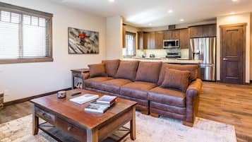 Televisión y chimenea