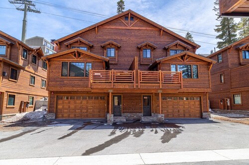 "Inbounds"-- 6BR @ Canyon Lodge | 2 Hot Tubs | 4 Kings | 4-Car Garage