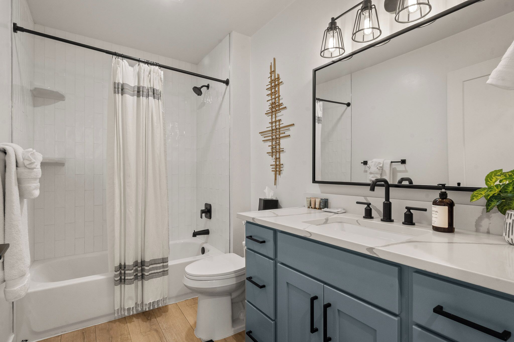 Appartement | Badkamer | Gratis toiletartikelen, een haardroger, handdoeken, zeep