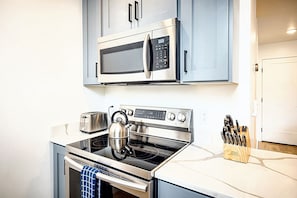Apartamento | Cocina privada | Frigorífico grande, microondas, horno y placa de cocina