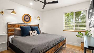 Condo | Laptop workspace, free WiFi