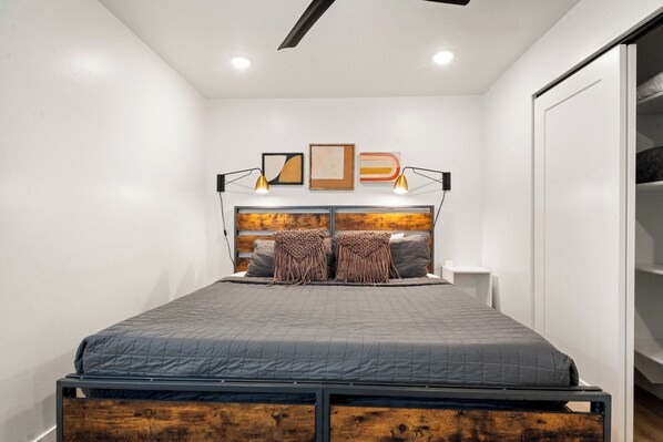 Condo | Laptop workspace, free WiFi