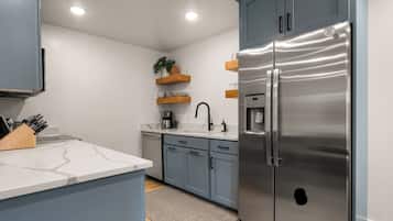 Full-sized fridge, microwave, oven, stovetop