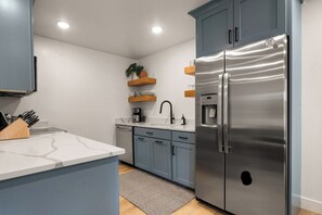 Geladeira grande, micro-ondas, fogão, cooktop