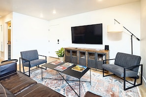 Condo | Khu phòng khách | Smart TV 55-inch có truyền hình kỹ thuật số, Netflix, Hulu