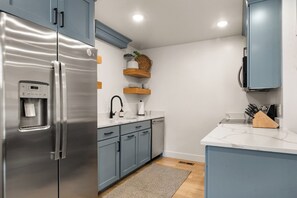 Täysikokoinen jääkaappi, mikroaaltouuni, uuni, liesi