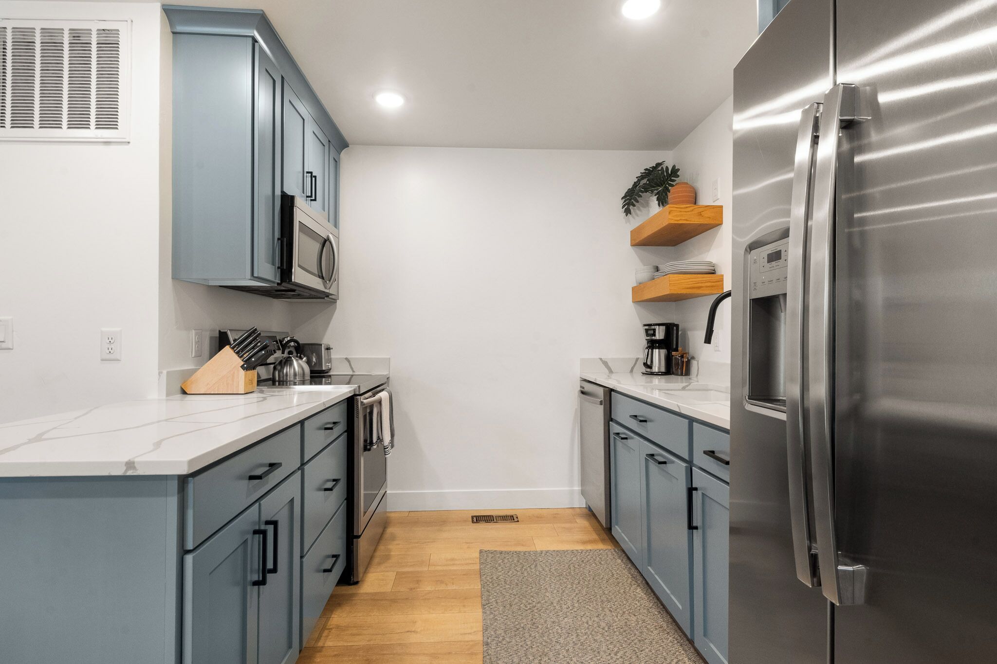 Refrigerador con freezer, microondas, horno, placa de cocina