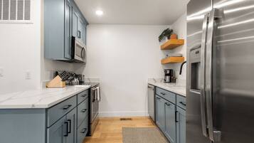 Full-sized fridge, microwave, oven, stovetop