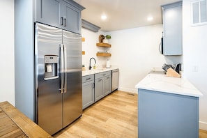Condo | Cozinha privada | Geladeira grande, micro-ondas, fogão, cooktop