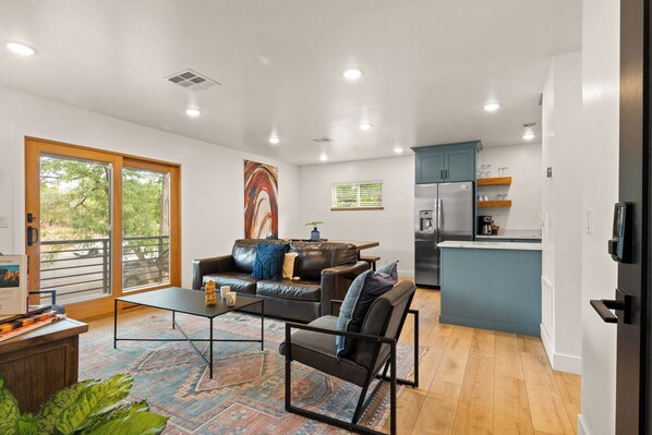 Apartment | Wohnbereich | 55-Zoll-Smart-TV mit Digitalempfang, Netflix, Hulu