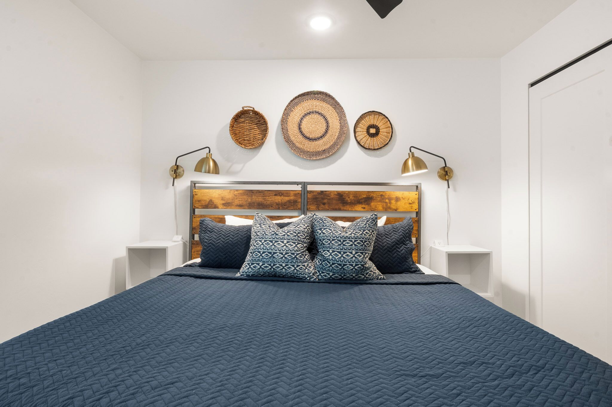 Condo | Laptop workspace, free WiFi