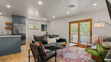 Kondominium | Area keluarga | Smart TV 55-inci dengan saluran TV digital, Netflix, dan Hulu