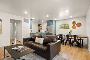 Apartamento | Zona de estar | Smart TV de 55 pulgadas con canales digitales, además de Netflix, Hulu