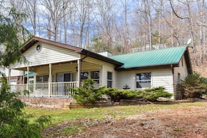Exterior - Pinners Compound- 4 BR hot tub fire pit (Asheville)