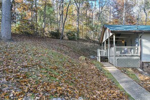 Porch - Pinners Compound- 4 BR hot tub fire pit (Asheville)