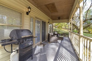 BBQ/picnic area - Pinners Compound- 4 BR hot tub fire pit (Asheville)
