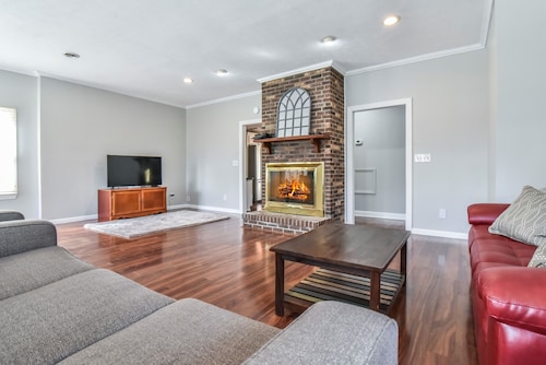 Pinners Compound- 4 BR hot tub fire pit