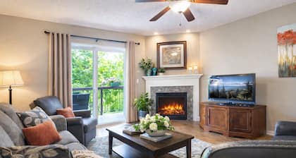 FREE Dollywood • Creekside Condo w/ Balcony Near Downtown