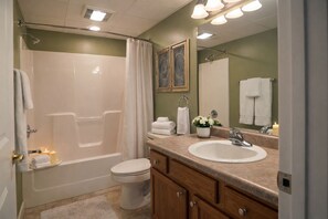 Ensemble douche/baignoire, baignoire à jets, sèche-cheveux