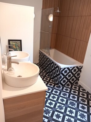 Secadora de cabello, toallas, jabón, papel de baño 