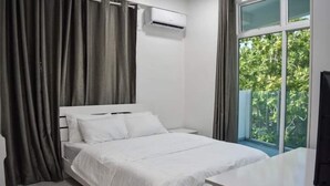 Ein Schlafzimmer mit einem Bett, einem Schreibtisch und einem Fenster mit Vorhängen.