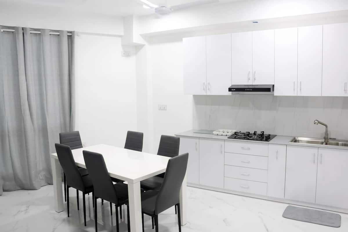 Frigobar, micro-ondas em uma área comum, chaleira elétrica