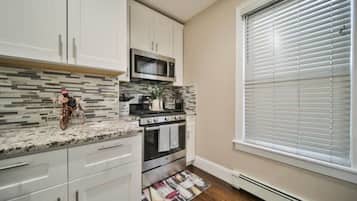 Een koelkast, een magnetron, een oven, een kookplaat