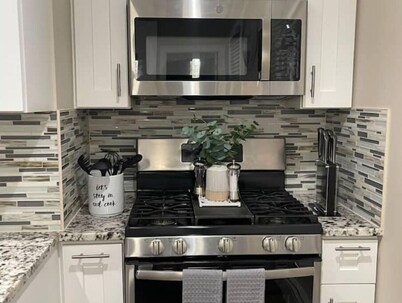 Hidden Gem 2 BR/1BA near Zoo 3 mil downtown Fenway