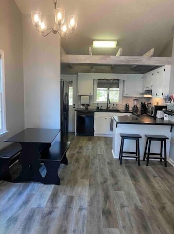 Fridge, microwave, oven, stovetop. Quiet, newly renovated. Near everything!