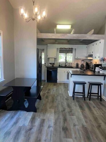 Quiet, newly renovated. Near everything!