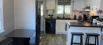 Quiet, newly renovated. Near everything!