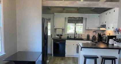 Quiet, newly renovated. Near everything!