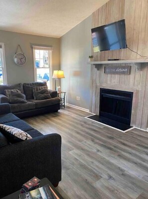Una Smart TV, una chimenea, libros