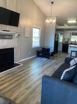 Smart-tv, eldstad och böcker