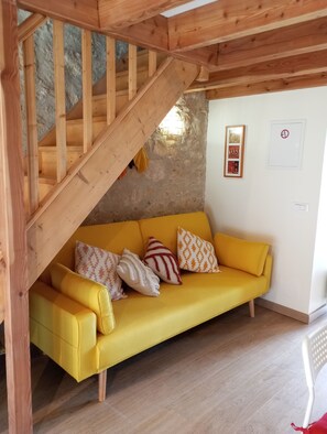 电视、桌上足球、乒乓球