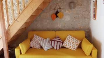 Una televisión, un futbolín, una mesa de tenis de mesa