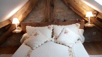 1 dormitorio, tabla de planchar con plancha, ropa de cama