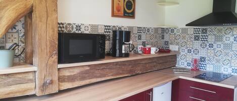 Kühlschrank, Mikrowelle, Ofen, Herdplatte