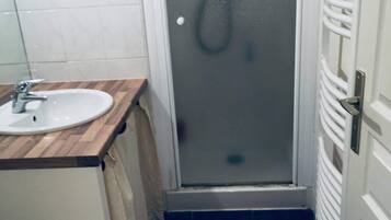 Secadora de cabello, toallas, papel de baño