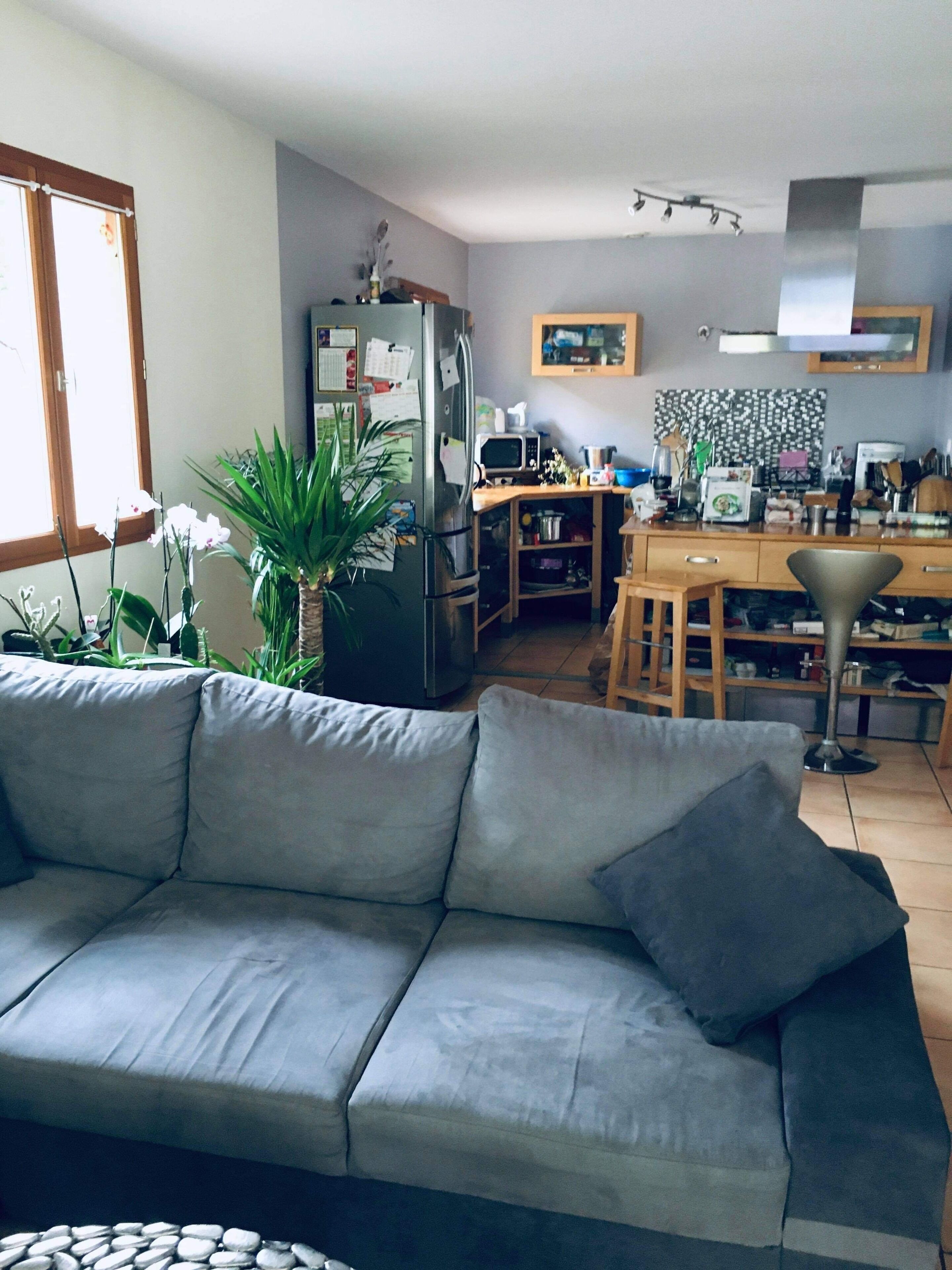 Télévision, cheminée, livres