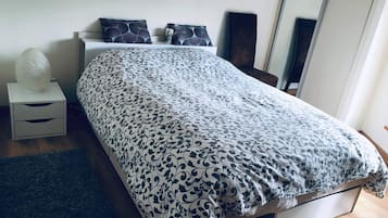 1 chambre, bureau, fer et planche Ă  repasser, lit parapluie