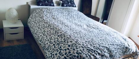 1 chambre, bureau, fer et planche à repasser, lit parapluie