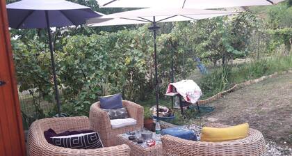 Chambre dans cadre très agréable face à la rivière D’Ain