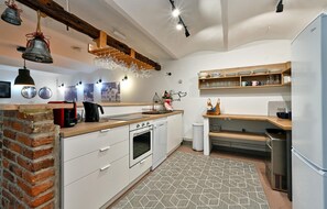 Frigorífico, horno, lavavajillas y cafetera o tetera