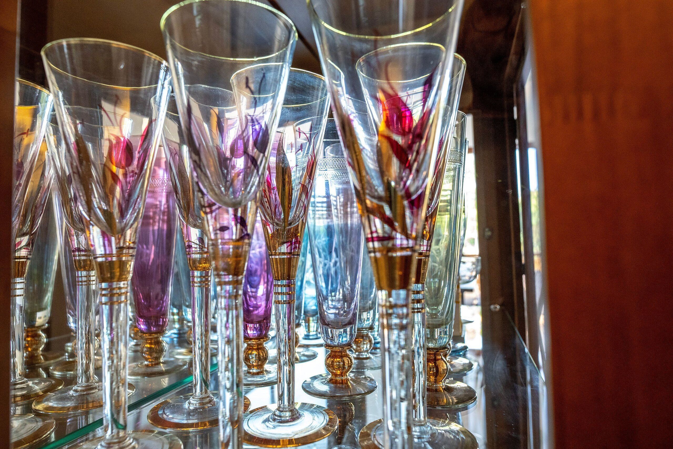 Eine Auswahl an klarem Glas mit spiegelnder Oberfläche.