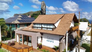 Ein modernes Haus mit Satteldach, Solaranlage und einem Schild mit der Aufschrift 'Casa makaira'.