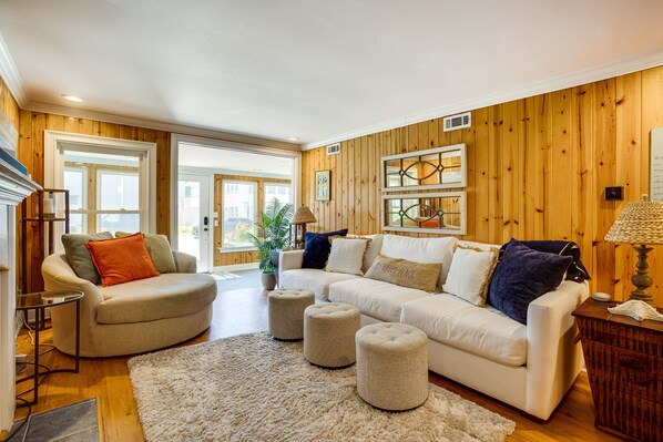 Televisión, chimenea y libros 